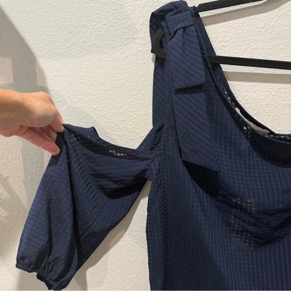 BCBGeneration Navy One-Shoulder Bow Top – Size M - Picture 3 of 5